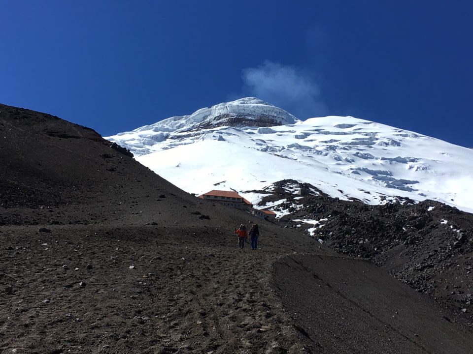 Camino del Cotopaxi al refugio del volcán. 