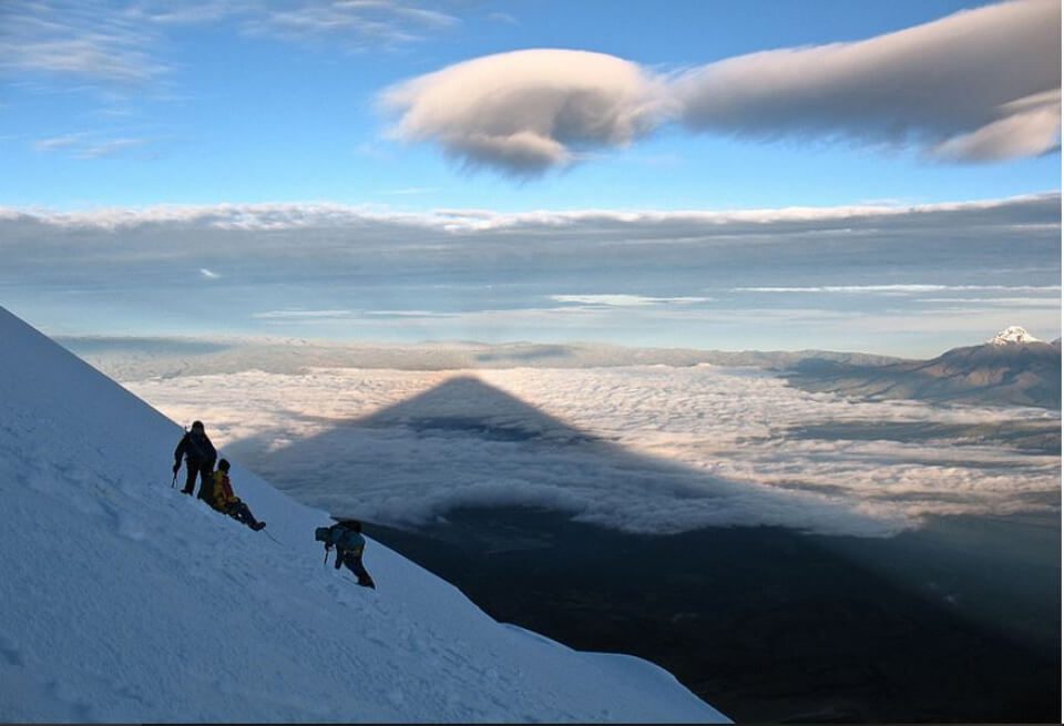 Sombra del volcán Cotopaxi. 