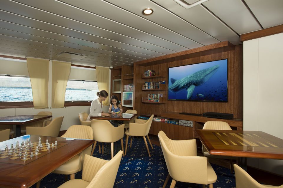 Discovery Room a bordo para entretenimiento en el crucero Galápagos. 