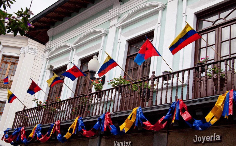 Banderas ecuatorianas y de Quito en exhibición en el centro de Quito. 