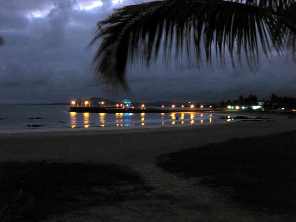 Vista nocturna de las Islas Galápagos