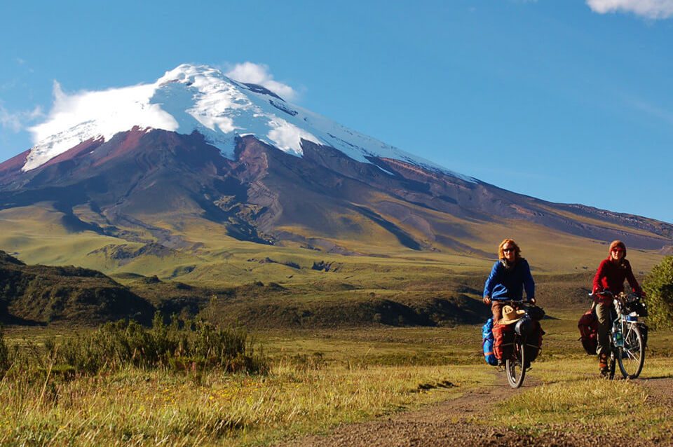 Invitados en una aventura en bicicleta de montaña en los volcanes Cotopaxi e Illinizas.