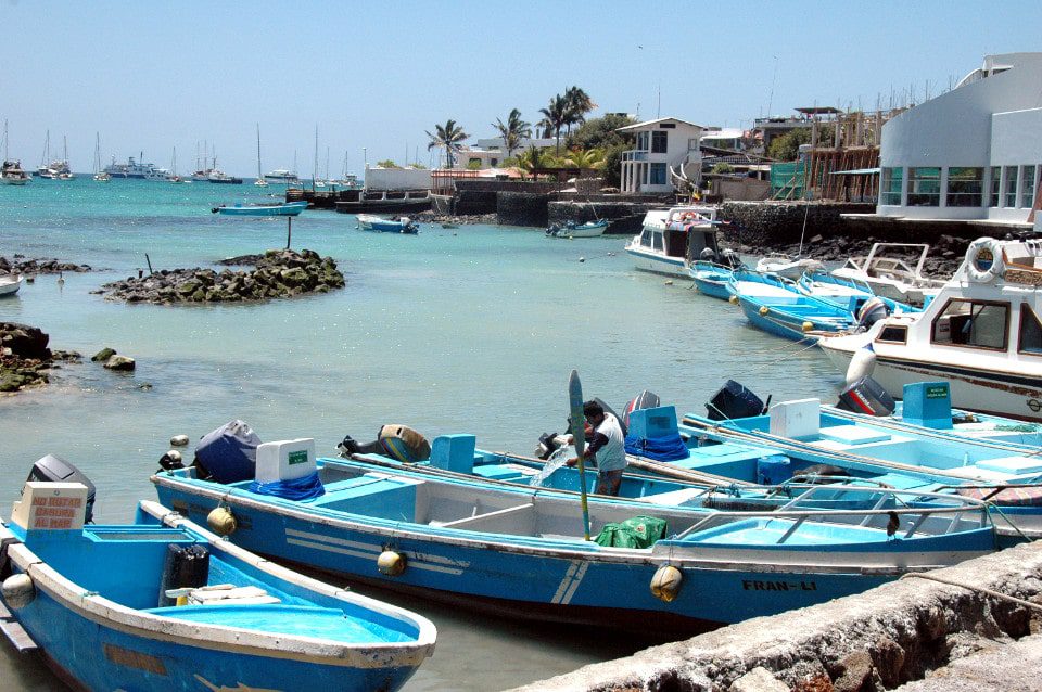 Vista desde el puerto de Puerto Ayora, en Galápagos