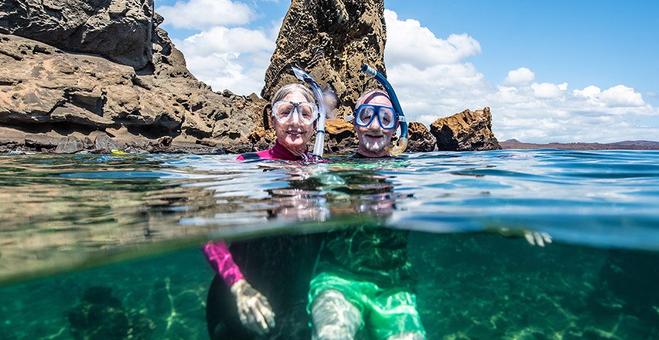 Invitados mayores haciendo snorkel en Galápagos