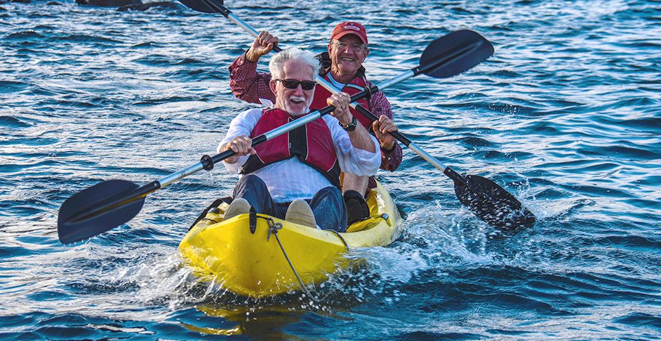 Invitados mayores practicando kayak en Galápagos