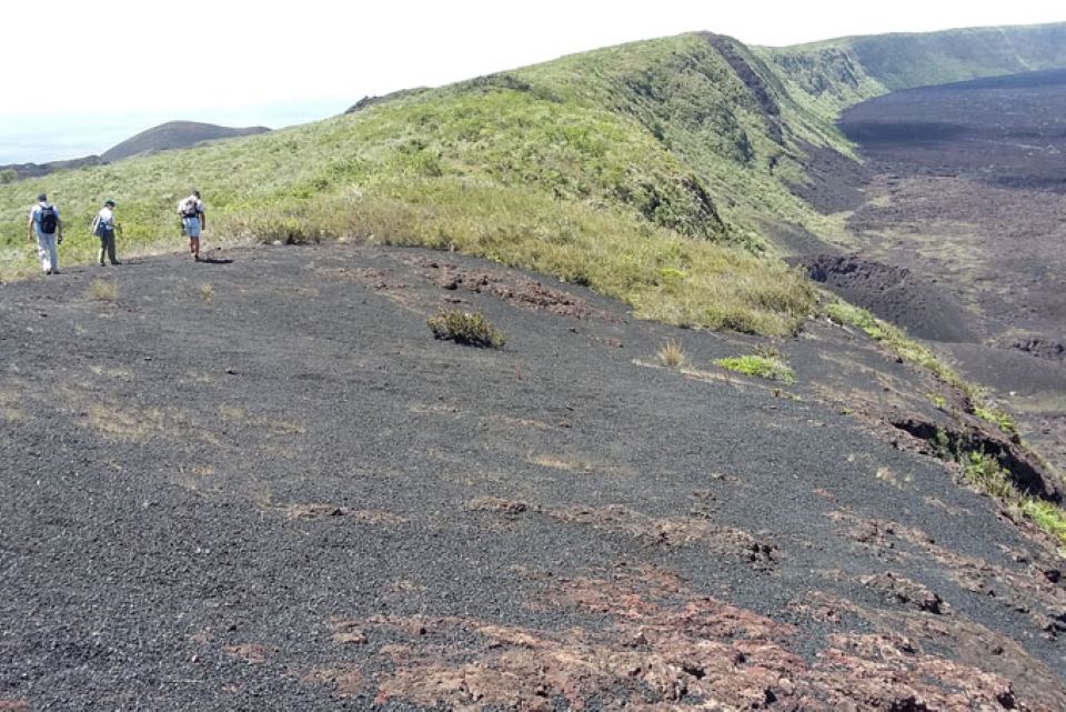 Huéspedes Caminando Alrededor Del Volcán Sierra Negra En La Isla Isabela. 