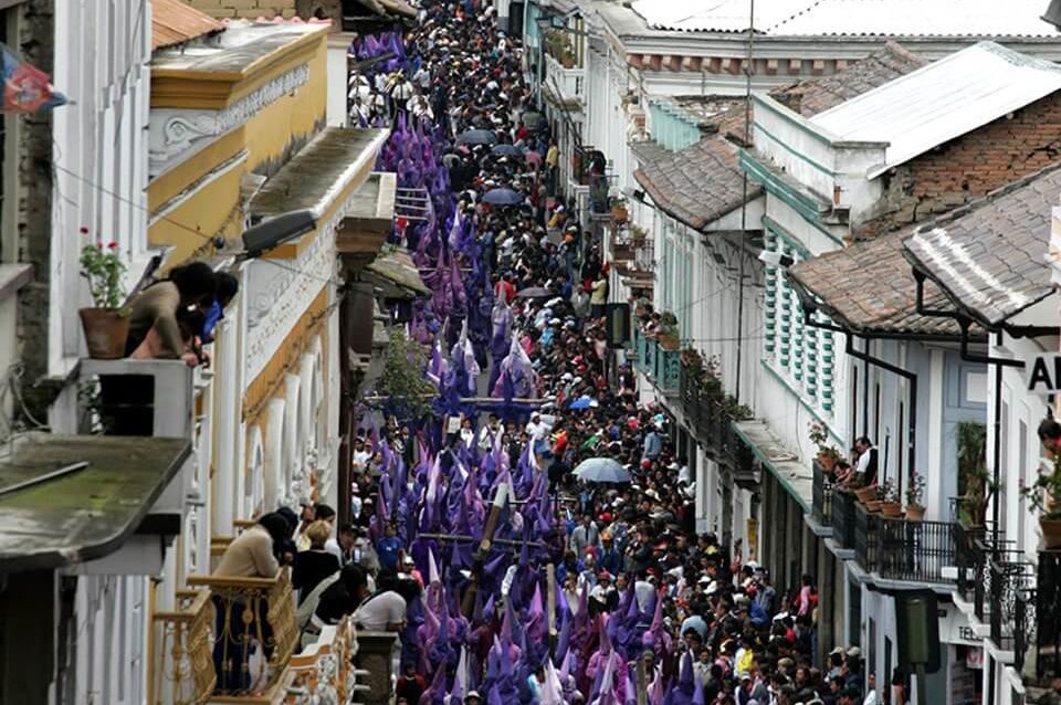 Desfile de Semana Santa Cucuruchos en Quito