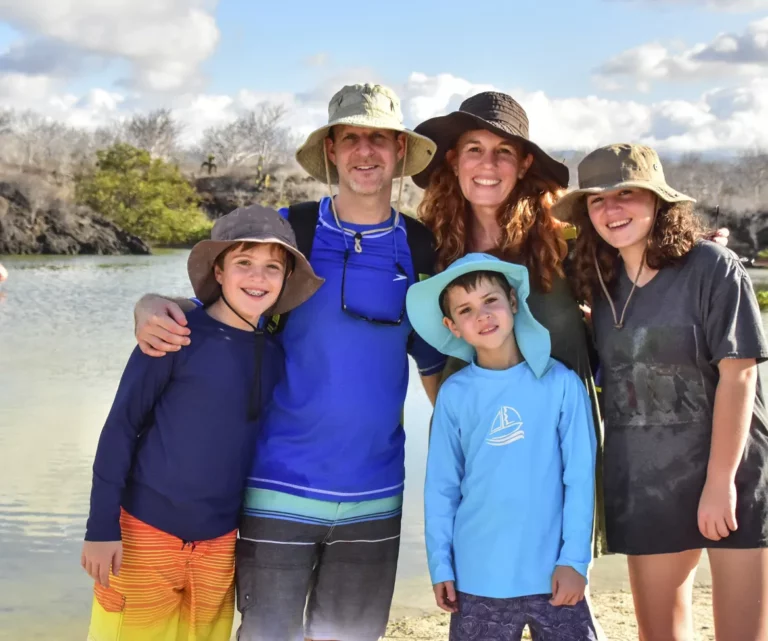 Familia disfrutando de las Islas Galápagos