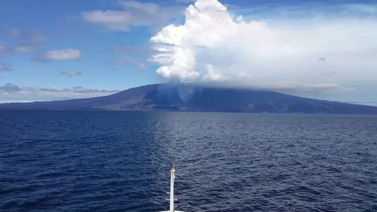 Una espectacular erupción volcánica cerca de la isla Isabel