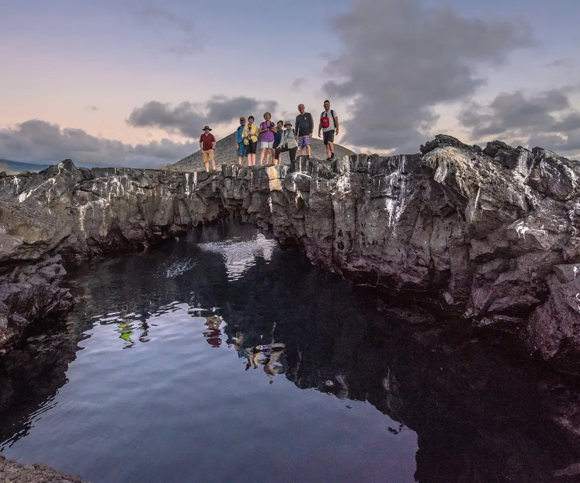 Experiencia Galápagos Puerto Egas Caminata en grupo por la isla Santiago