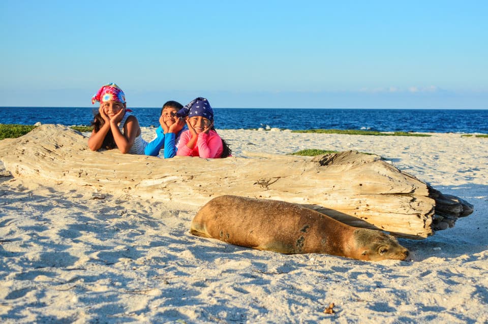 Niños disfrutando de la playa Islas Galápagos