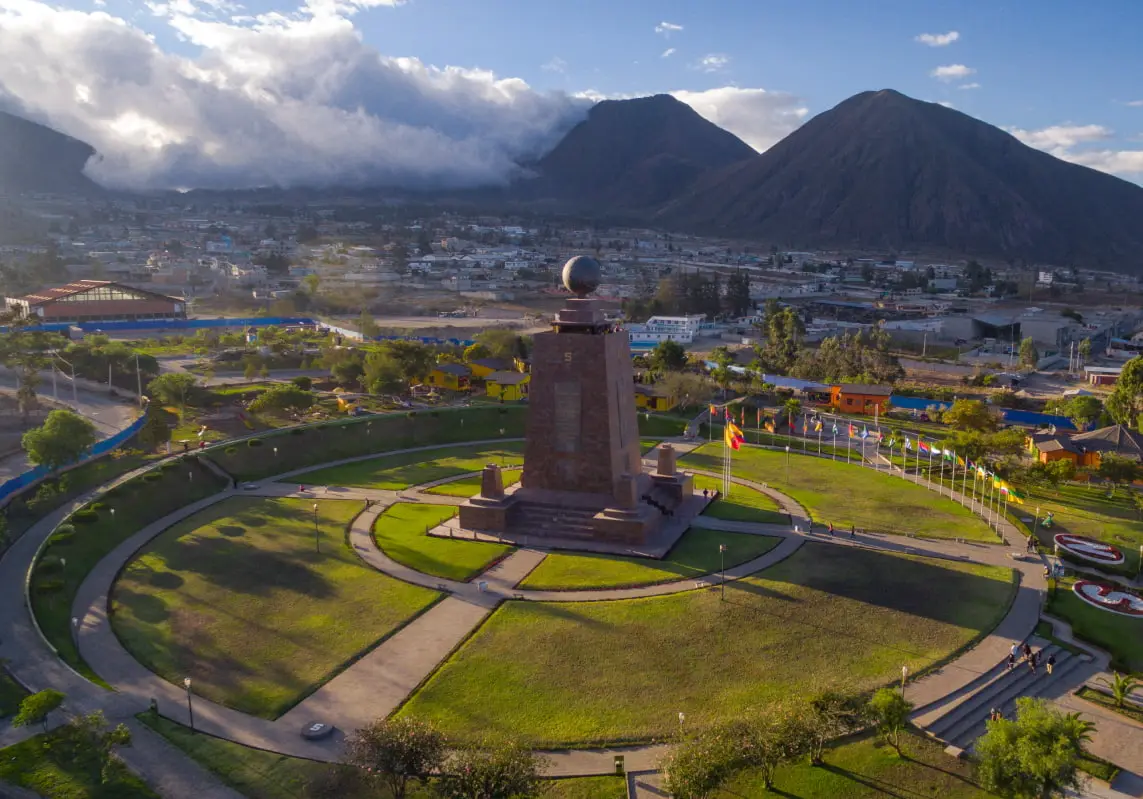 Monumento Mitad Del Mundo Ecuador