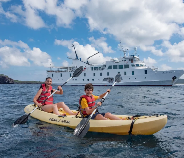 Embarcaciones de Expedición a Galápagos La Pinta Kayaking