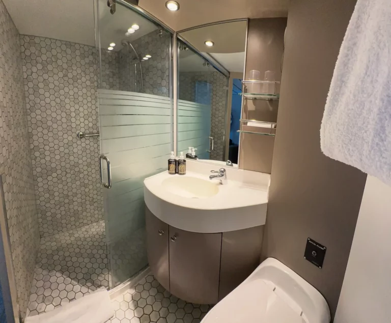 La Pinta Yacht Luxury Twin Cabin Bathroom