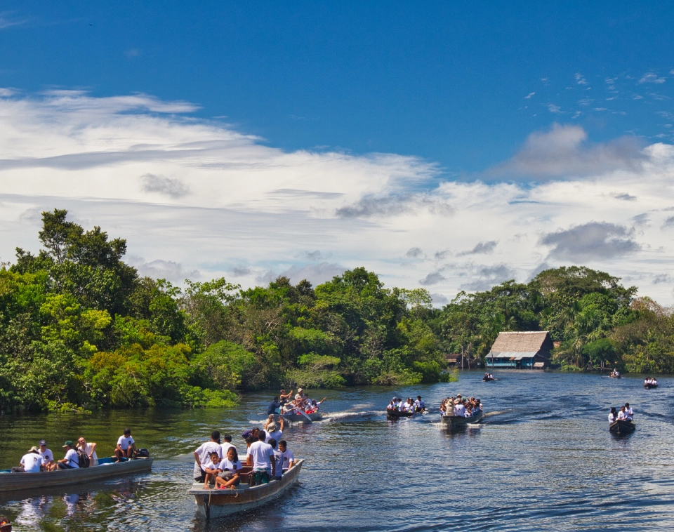 Destino Perú Iquitos Canoa