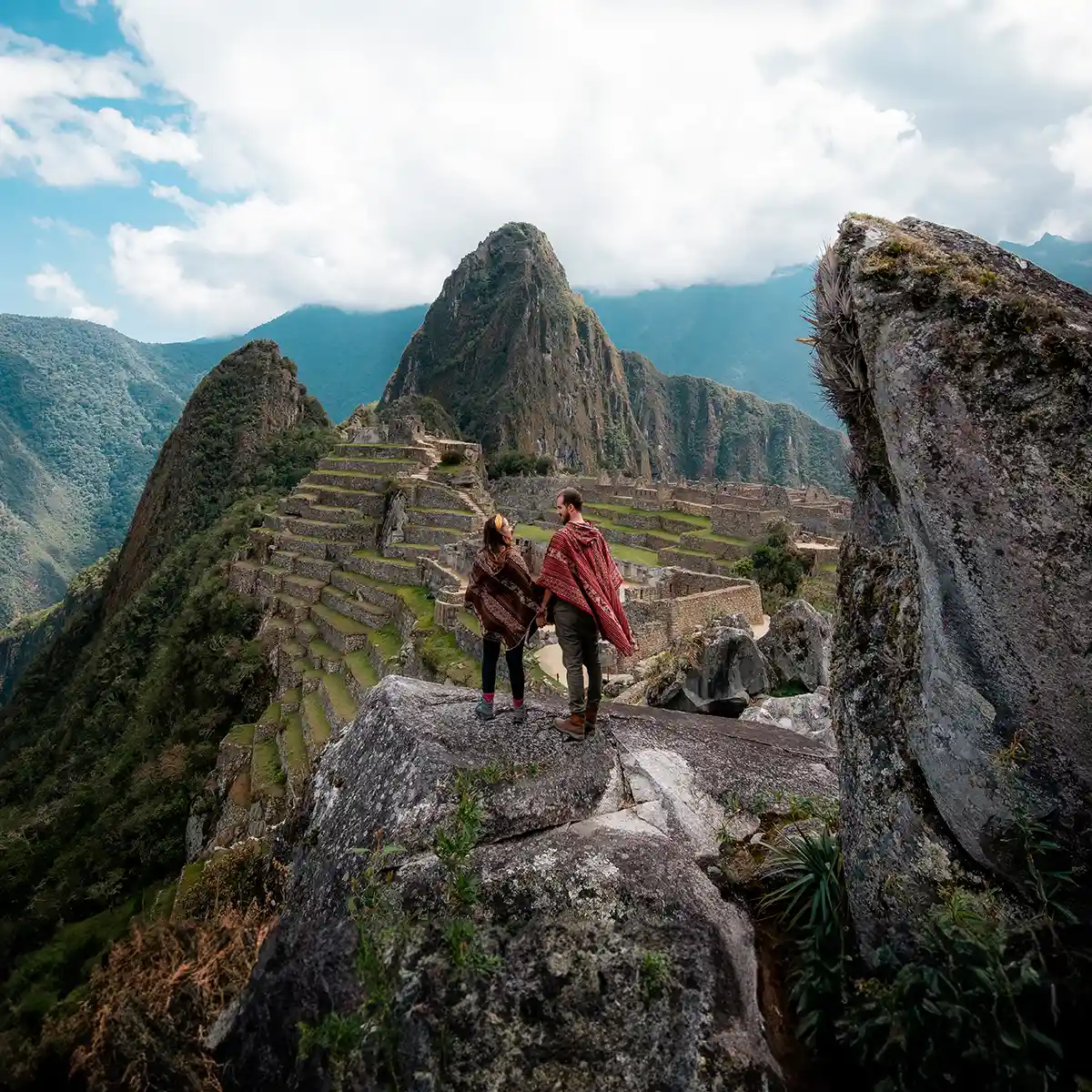 Pareja visitando Machu Picchu