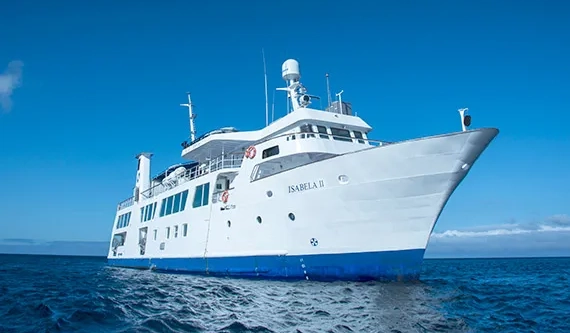 Yate Isabela II, embarcación de expedición navegando por el archipiélago de Galápagos