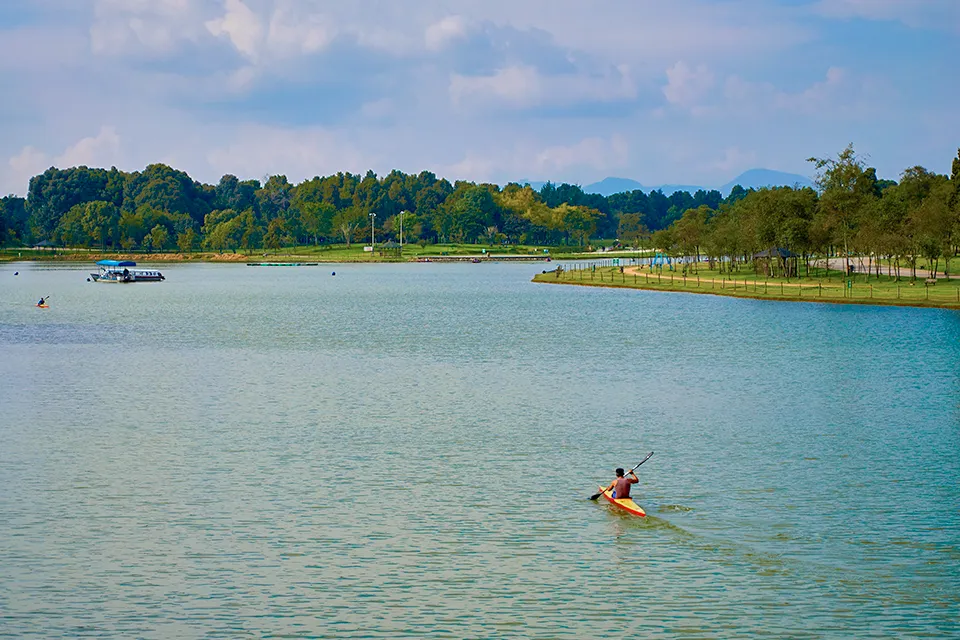 Scenic Lake View In Simón Bolívar Park Scenic Lake View In Simón Bolívar Park