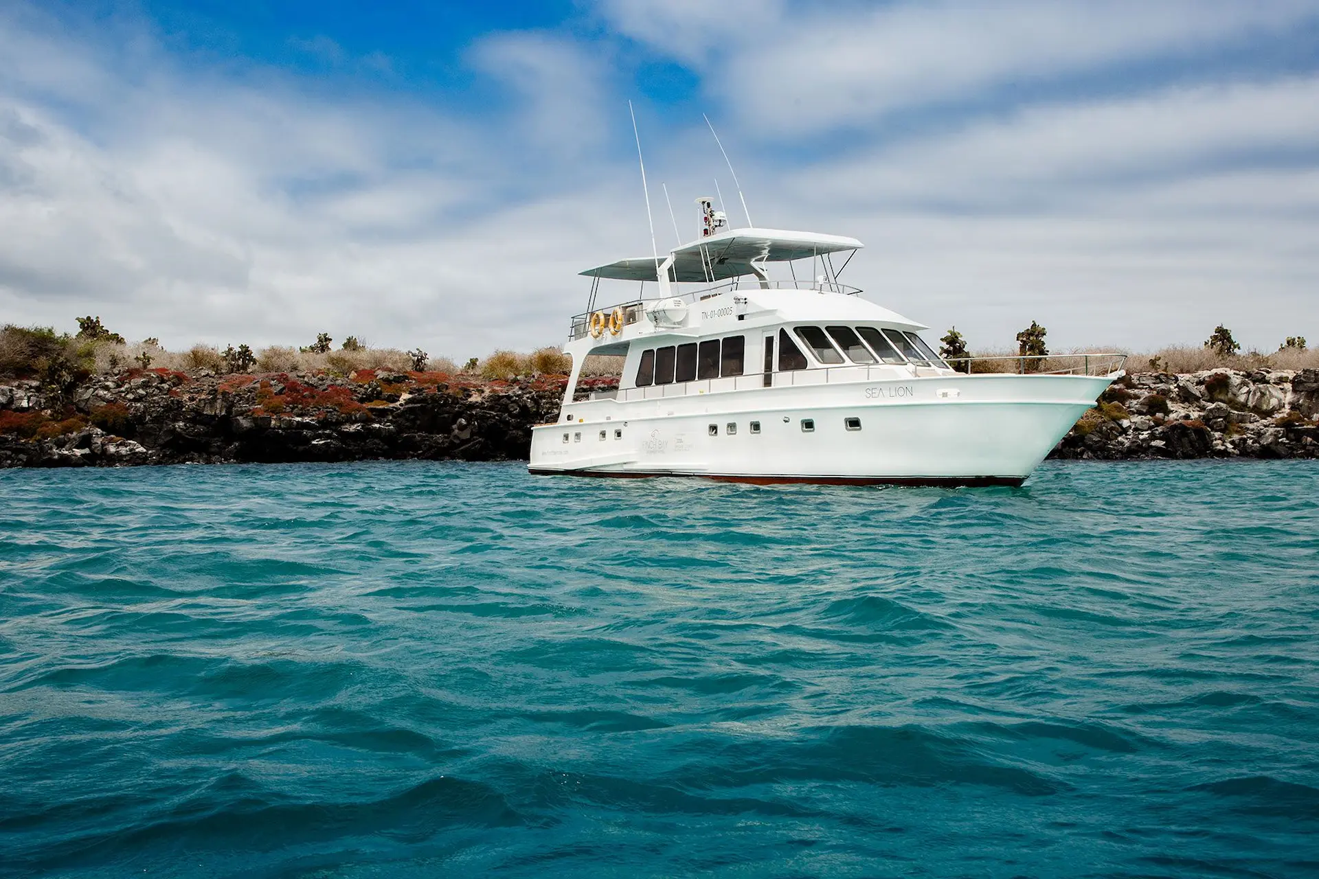 Excursión de un día en yate Sea Lion con salida desde el Hotel Finch Bay, Islas Galápagos — Tour terrestre por Quito y Galápagos
