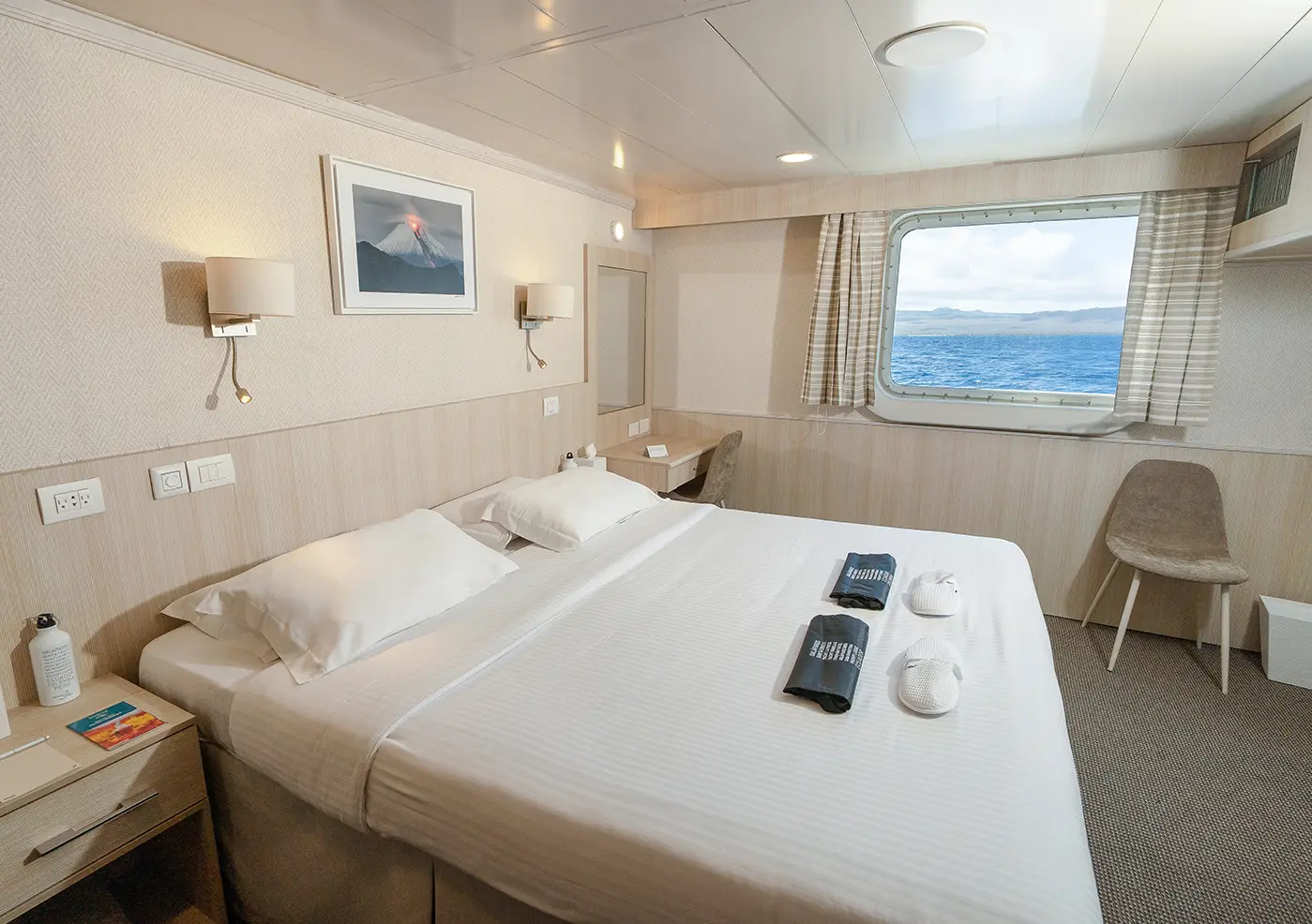 Owner'S Cabin Aboard Yacht Isabela Ii With Porthole Window Ocean View And King Bed Owner'S Cabin Aboard Yacht Isabela Ii With Porthole Window Ocean View And King Bed