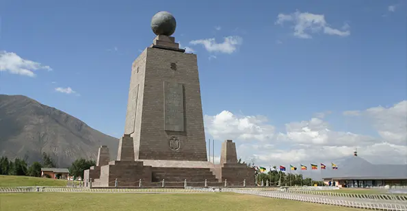 Monumento a la Mitad del Mundo, excursión de un día a Quito antes de la expedición a Galápagos.