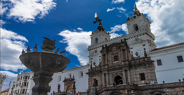Iglesia colonial de Quito, primera parada en el itinerario del crucero de 11 días por Galápagos.