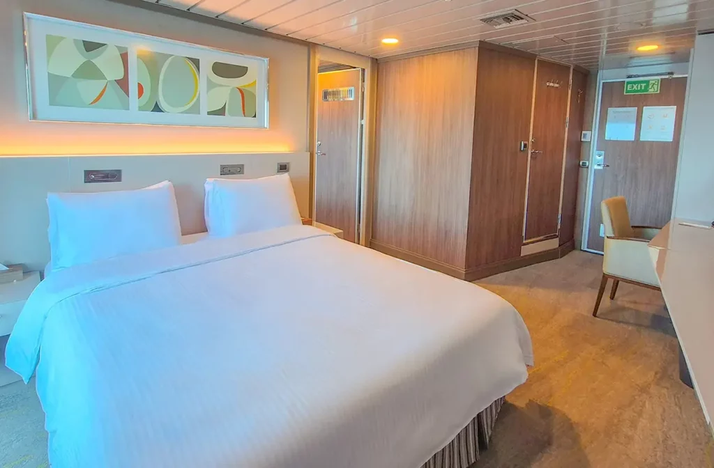Camarote familiar interconectado con cama king y puerta de comunicación a bordo del yate La Pinta.