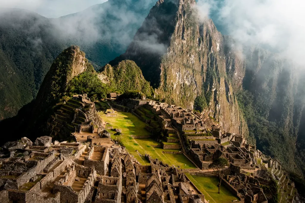 Ciudadela de Machu Picchu entre las nubes, Perú — Patrimonio de la Humanidad de la UNESCO en el tour de Machu Picchu y Galápagos
