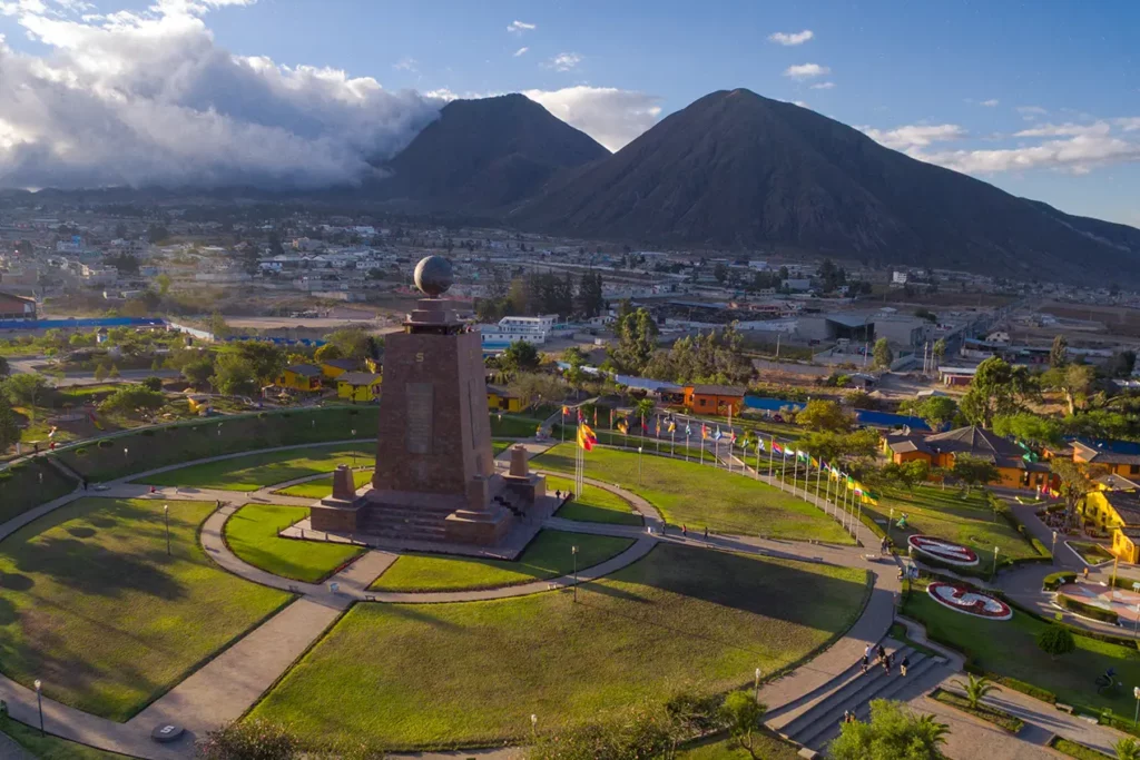 Vista aérea del monumento ecuatorial Mitad del Mundo con picos volcánicos andinos, San Antonio de Pichincha Ecuador