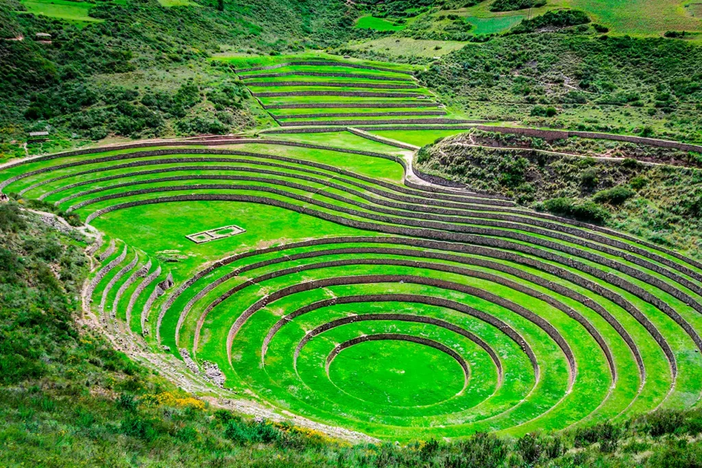 Terrazas circulares incas de Moray en el Valle Sagrado, Perú — incluidas en el itinerario de los tours a Galápagos y Machu Picchu