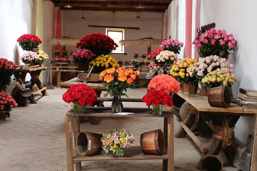 Ramos de rosas ecuatorianas dispuestos sobre mesas de madera en Hacienda La Compañía