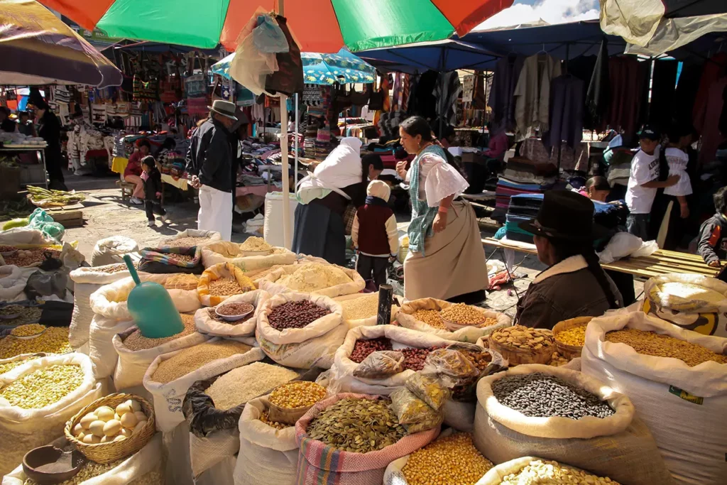 Granos y especias exhibidos en canastas en el mercado de verduras de Otavalo