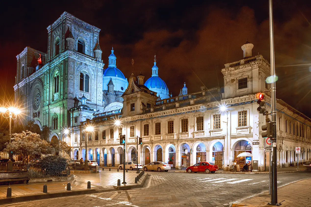 Catedral Nueva de Cuenca iluminada con sus cúpulas azules sobre el Parque Calderón de noche