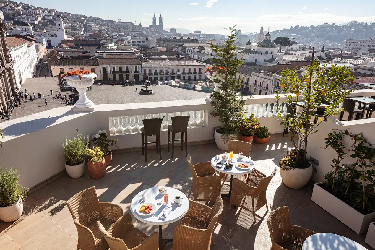 Terraza en la azotea del hotel Casa Gangotena con vistas al centro histórico de Quito — Tour de 6 días Quito-Galápagos
