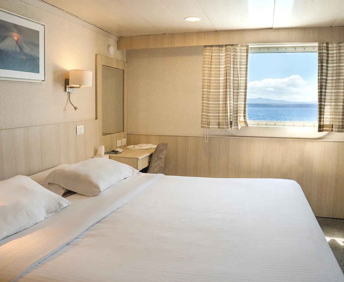Interior de cabina del Isabela II a bordo de un chárter privado en Galápagos
