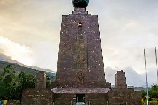 MItad del Mundo